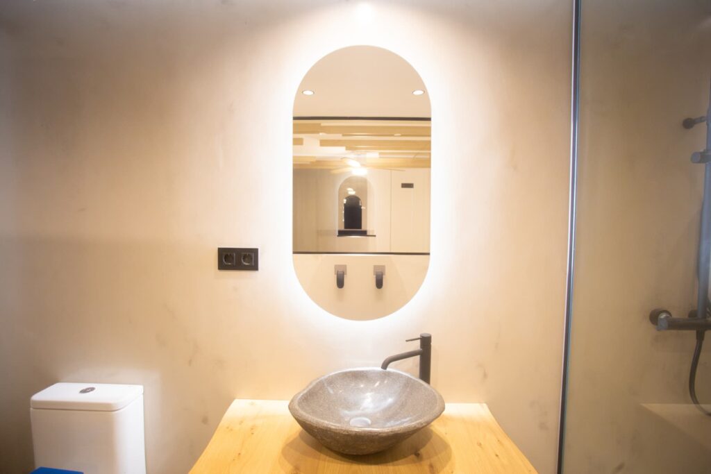 Lavabo de l'habitació amb vistes de L'Indret del Pedraforca